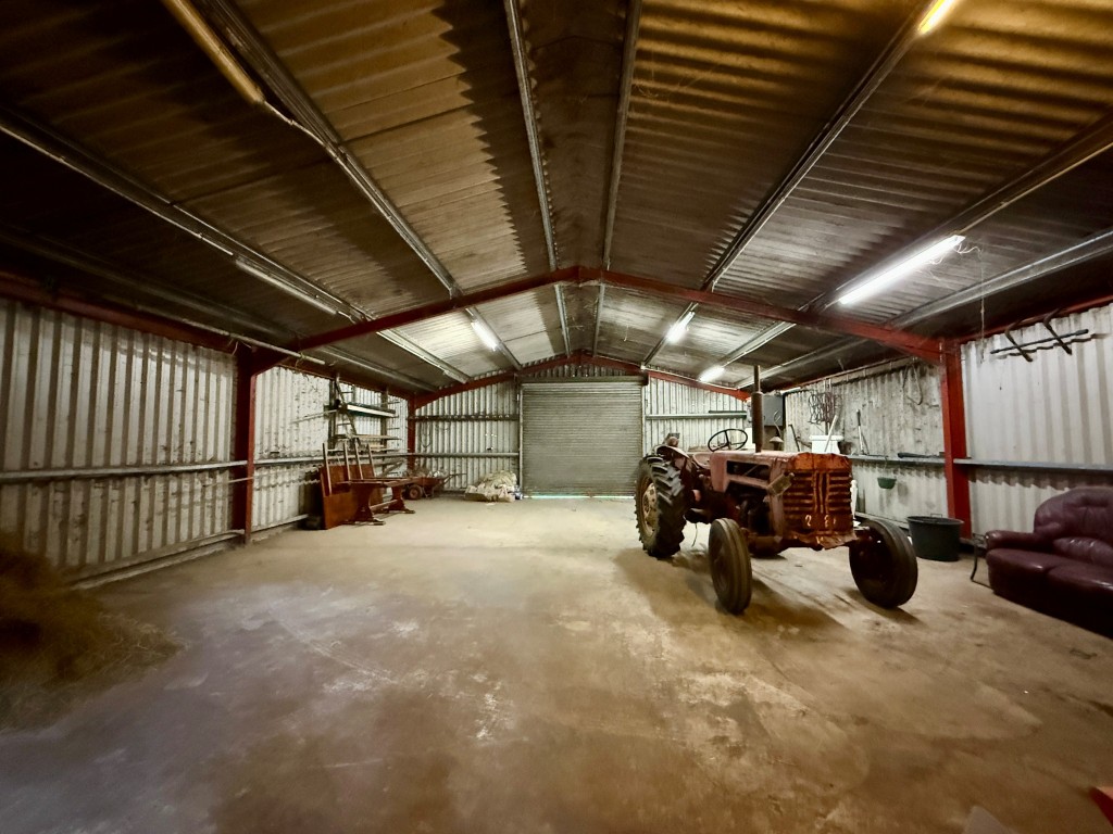 Lot: 80 - EQUESTRIAN FACILITY - INDOOR MANÈGE, STABLES, PADDOCKS AND ACCOMMODATION - Inside of green barn adjacent to stables